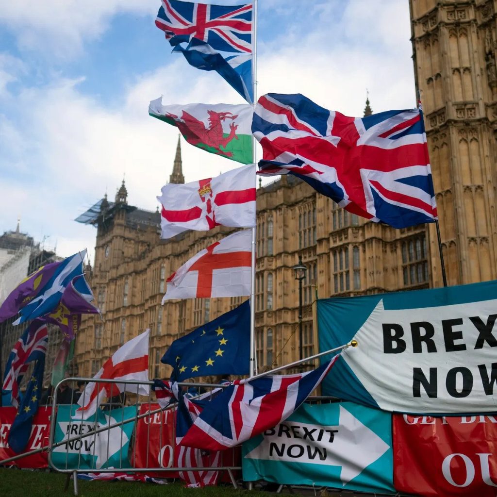 Στις κάλπες το Μάιο Αγγλία και Ουαλία: Οι ψηφοφόροι θα έρχονται με τον δικό τους στυλογράφο