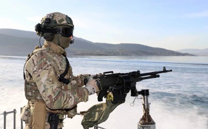 «Φωτιά» στον Σαρωνικό από τους ΟΥΚ: Άσκηση με πραγματικά πυρά από τα «βατράχια» του ΠΝ