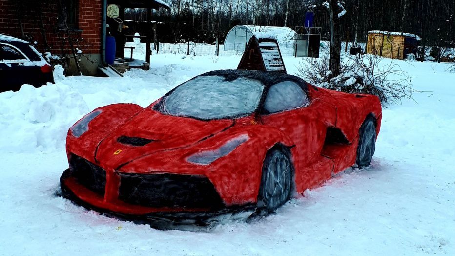 Άντρας αποφάσισε να φτιάξει μια Ferrari από… χιόνι (βίντεο)