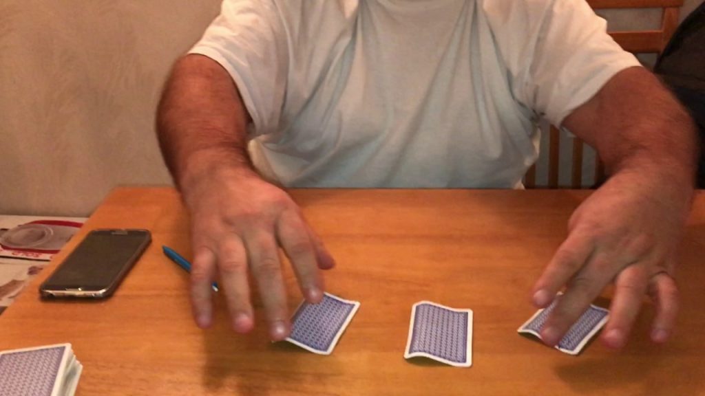 «Εδώ παπάς»: Τα 2 κόλπα των παπατζήδων για να «ξαφρίσουν» τα ανυποψίαστα θύματά τους (φωτο)