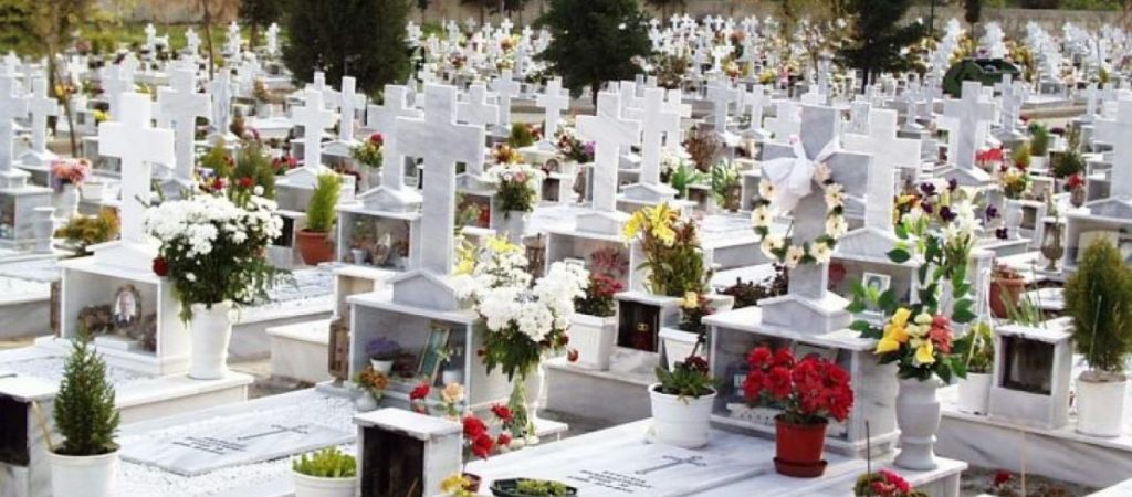 Ούτε να πεθάνουμε δε μπορούμε – Η Αρχιεπισκοπή Αθηνών αύξησε κατά 150% τα έξοδα κηδείας!