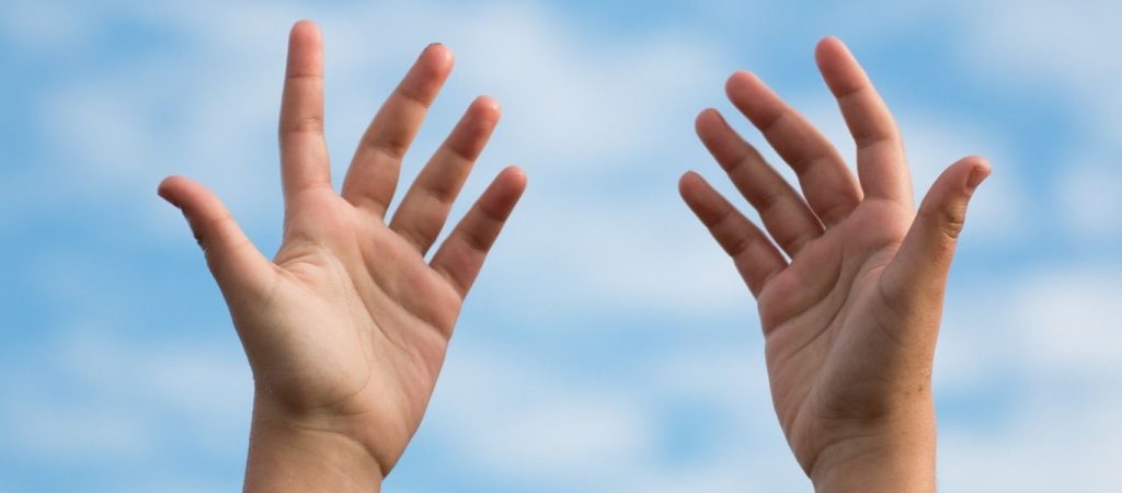 Φοιτήτρια δεν μπορεί να ξεχωρίσει το δεξί με το αριστερό χέρι – Έκανε τατουάζ για να τα αναγνωρίζει (φώτο)
