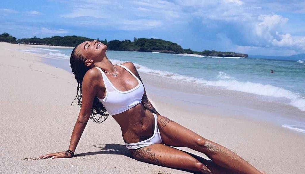 Anna Aksyuk: Η «καυτή» μελαχρινή που θα σου «ανεβάσει την… πίεση» (φώτο)