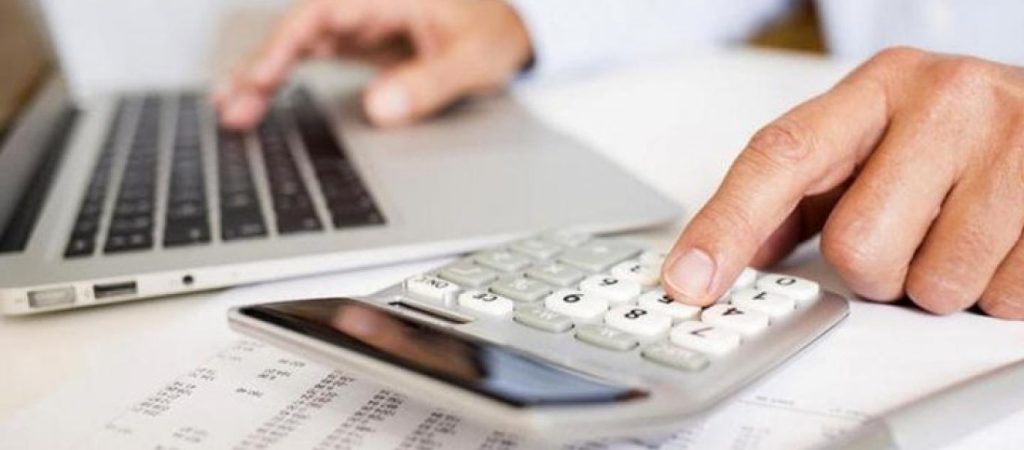 Ελεύθεροι επαγγελματίες: Πόσο μειώνεται φέτος η φορολογική επιβάρυνση