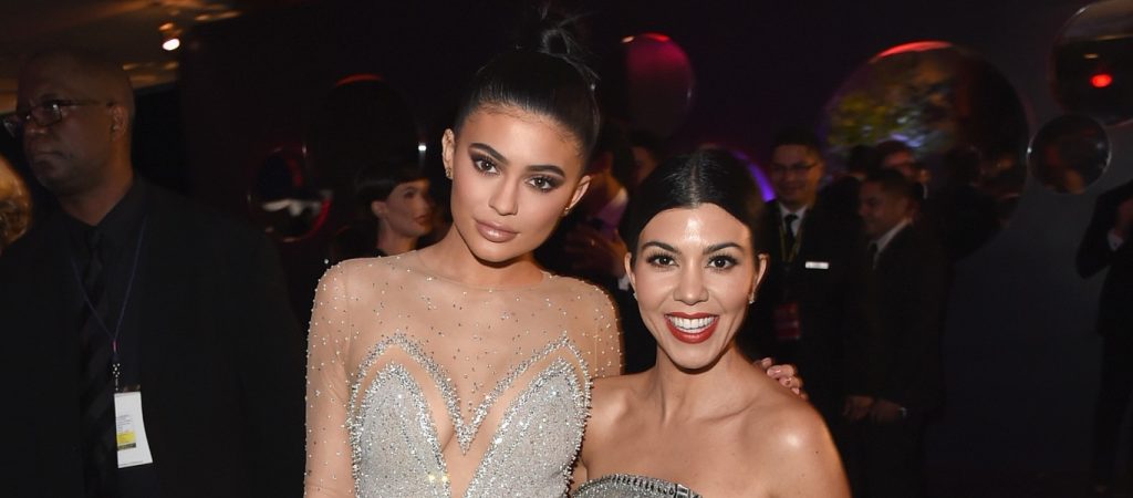 «Κόντρα» για όλα τα γούστα – Οι αδερφές Καρντάσιαν φοράνε το ίδιο αποκαλυπτικό μπικίνι (φώτο)