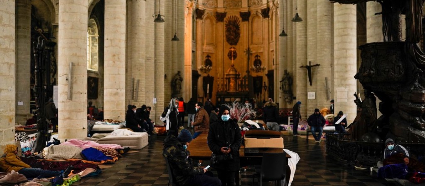 Βέλγιο: Παράνομοι μετανάστες πραγματοποίησαν κατάληψη σε εκκλησία! (φώτο – βίντεο)