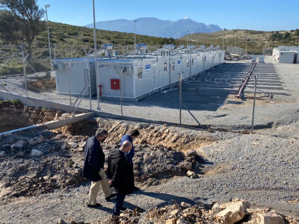 Επιχειρήσεις κλείνουν, δομές ανοίγουν – Το επόμενο τρίμηνο παραδίδεται δομή 146 στρεμμάτων για τους αλλοδαπούς στη Σάμο