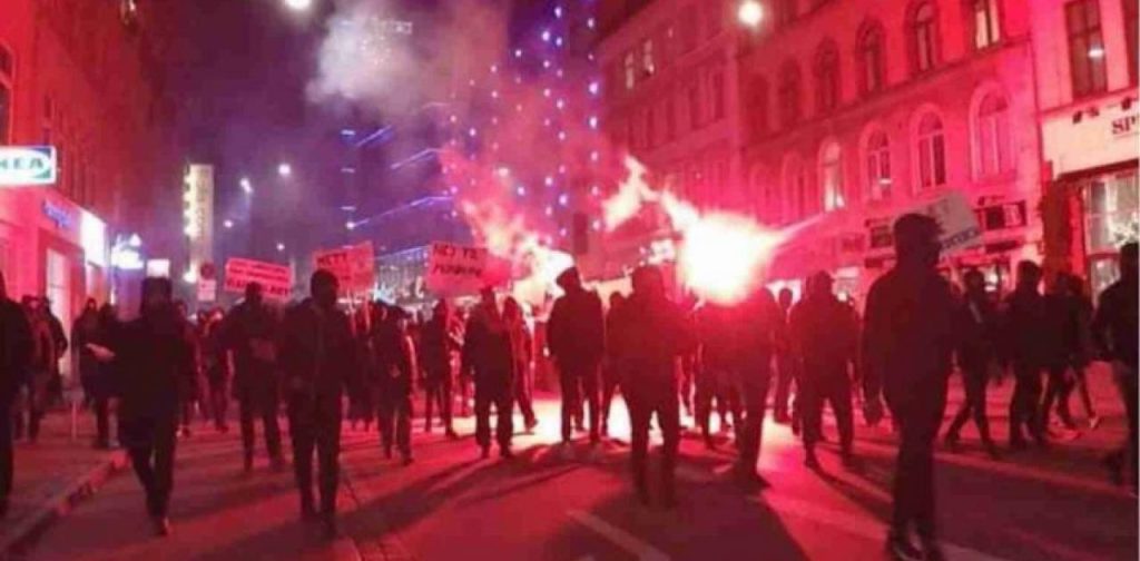 Διαδηλώσεις στη Δανία κατά των μέτρων και του πιστοποιητικού εμβολιασμού: «Ναι στην ελευθερία της επιλογής»