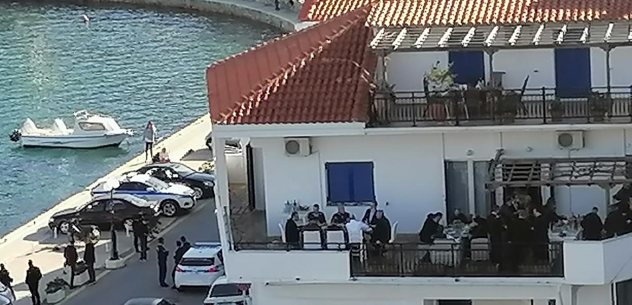 Γεύμα Κ.Μητσοτάκη στην Ικαρία: «Θάφτηκε» από τα φιλοκυβερνητικά ΜΜΕ – Έδειχναν βόλτες πολιτών στην παραλία (φώτο)
