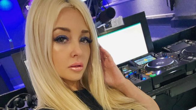 Τ.Γουέστον: Η ξανθιά influencer φόρεσε καστανή περούκα για μία εβδομάδα για να δει τη συμπεριφορά των ανδρών (βίντεο)