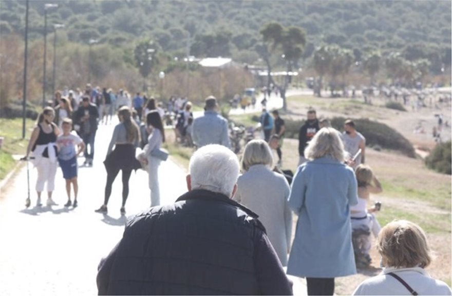 Lockdown: «Ξεχύθηκαν» στις παραλίες οι Αθηναίοι