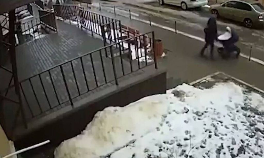 Σοκαριστικό βίντεο: Βρέφος σκοτώθηκε όταν άντρας έπεσε από τον 17ο όροφο στο καρότσι του