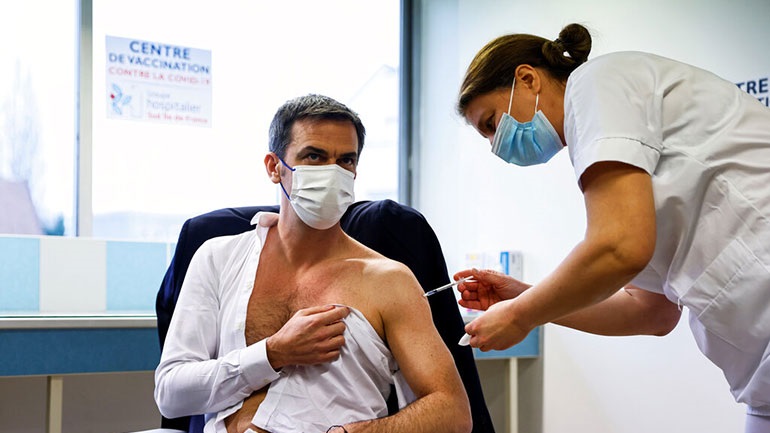 Ο Γάλλος υπουργός Υγείας έκανε το εμβόλιο της AstraZeneca