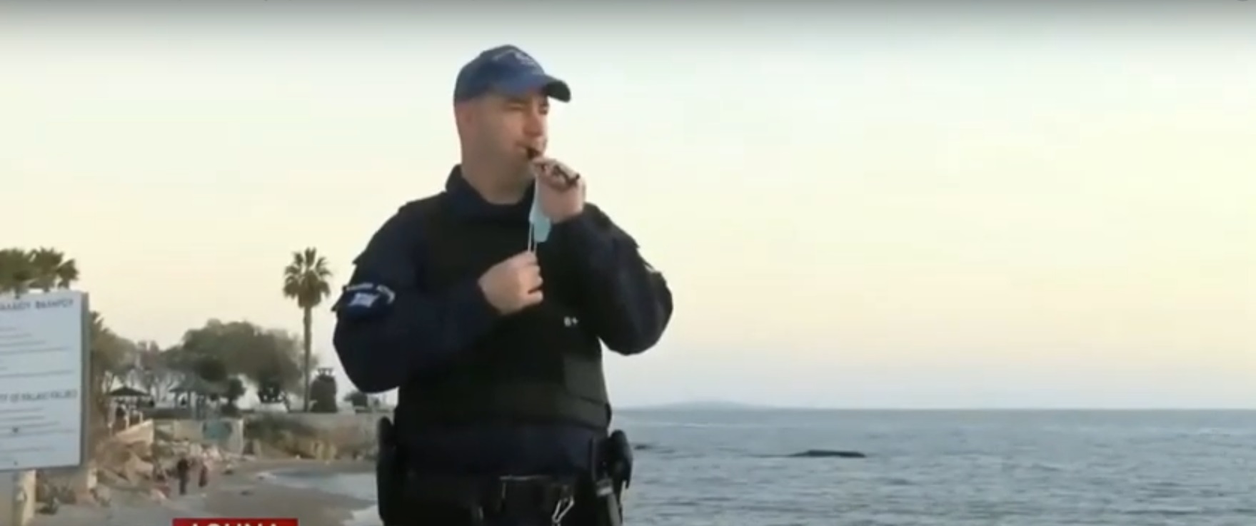 Σκηνές από το Σιδηρούν Παραπέτασμα στην Ελλάδα του 2021: Αστυνομικοί σφυρίζουν και οι πολίτες εκκενώνουν! (βίντεο)