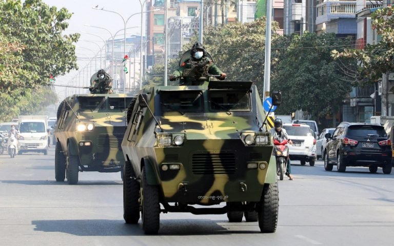 Πραξικόπημα στη Μιανμάρ: Στους δρόμους σήμερα πάνω από 1.000 άνθρωποι