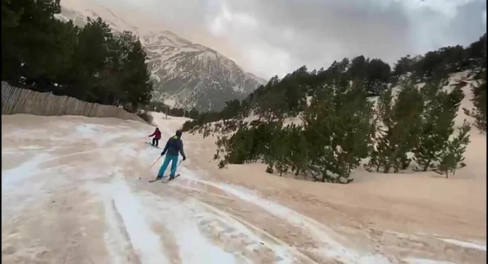 Σκι σε καφέ πίστα – Χιόνι ή άμμος στο χιονοδρομικό; (βίντεο)
