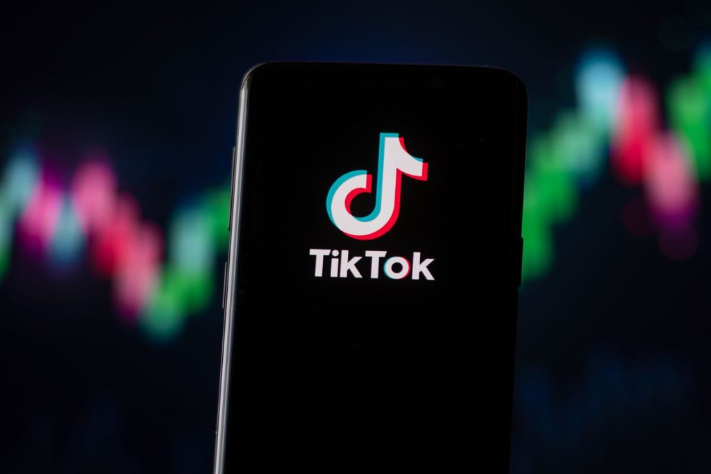 Στο ηλεκτρονικό εμπόριο στρέφεται το TikTok – Οι influencers θα μπορούν να προτείνουν προϊόντα επί… πληρωμή