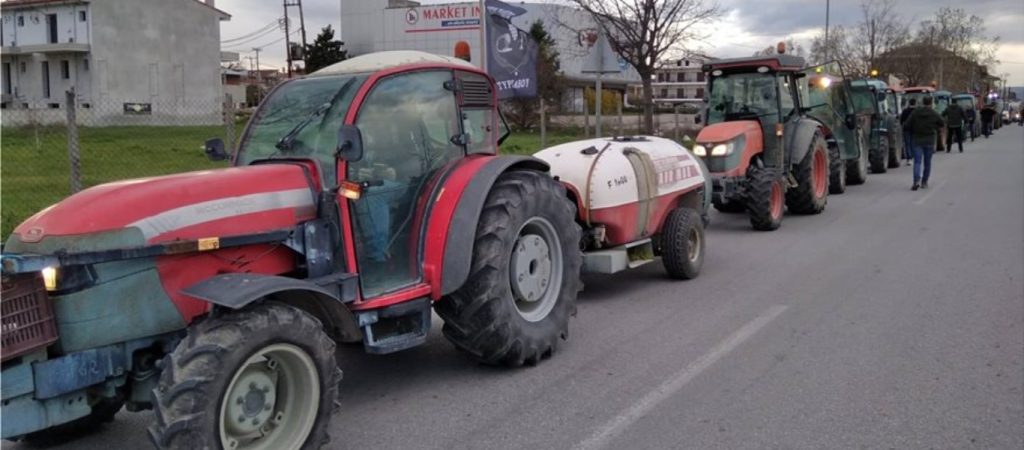 Μηχανοκίνητη πορεία από αγροτικά μηχανήματα με προορισμό την Λάρισα (φώτο)