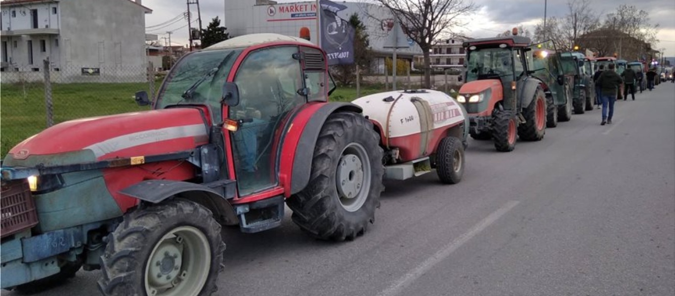 Μηχανοκίνητη πορεία από αγροτικά μηχανήματα με προορισμό την Λάρισα (φώτο)