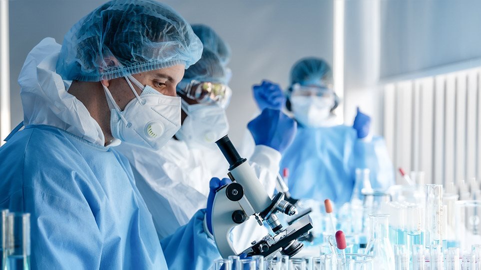 Τι έδειξε η γονιδιωματική ανάλυση: Πάνω από οι 400 οι μεταλλάξεις στη χώρα μας – Έξι τα νοτιοαφρικανικά στελέχη