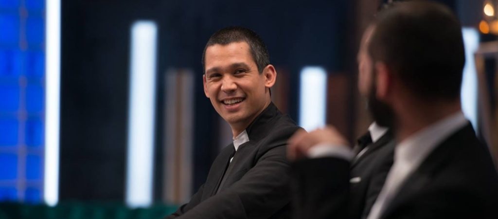 Master Chef: Σε τρελά κέφια ο Σ.Κοντιζάς – Τραγουδούσε Α.Ρέμο στα bootcamp (βίντεο)