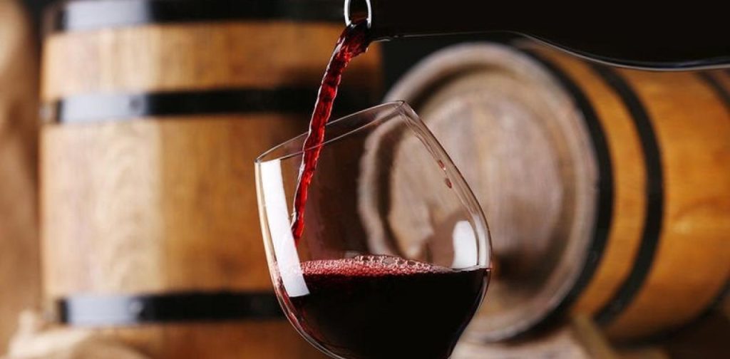 Δεν έχεις τιρμπουσόν; – Τρεις εναλλακτικοί τρόποι για να ανοίξεις ένα μπουκάλι κρασί (βίντεο)