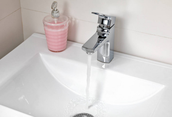 Το «θαυματουργό» υλικό που θα κάνει τον νιπτήρα σας να αστράφτει!