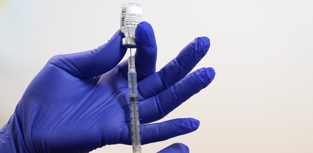 Εμβόλιο AstraZeneca: Ανοίγει σήμερα η πλατφόρμα για τους 60 έως 64 χρόνων – Πως θα κλείσετε ραντεβού