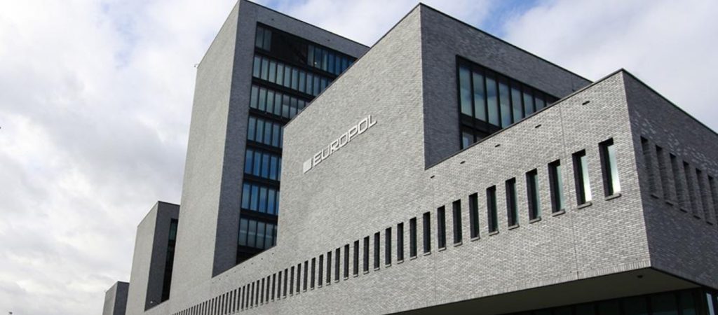 Στα χέρια της Europol 10 χάκερς – Κατηγορούνται για κλοπή 100 εκατ. δολάρια από διάσημους