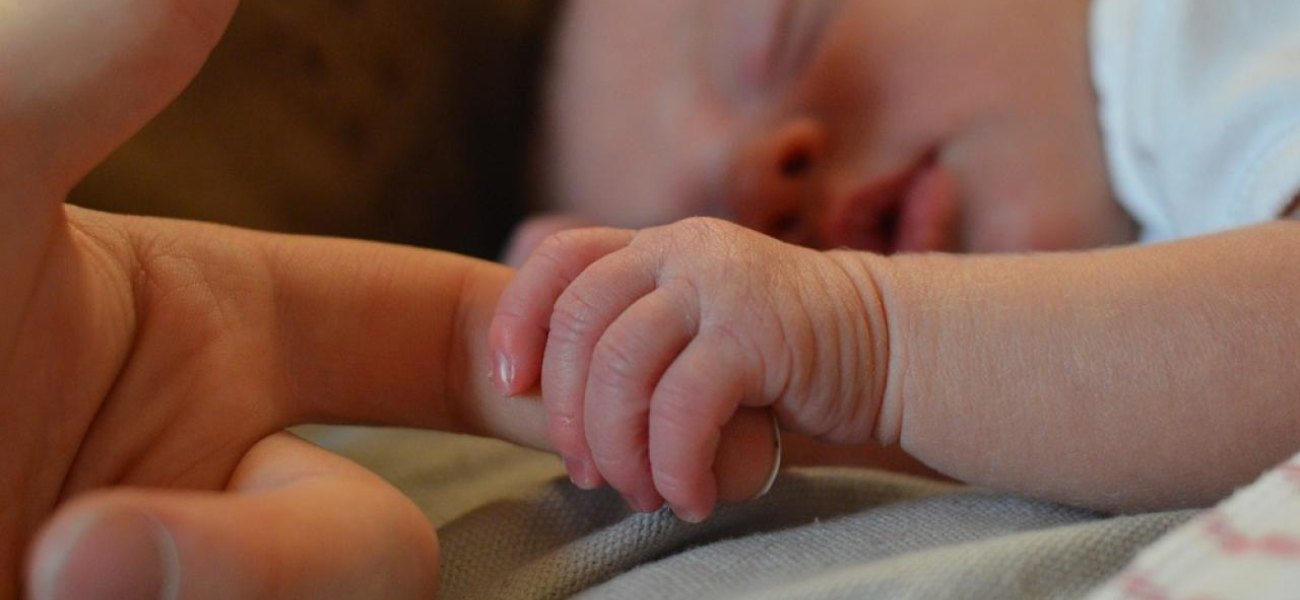 Ο διαφορετικός τρόπος για να κοιμηθεί το παιδί σας – Μητέρα «αδιαφορεί» για το μωρό της (βίντεο)