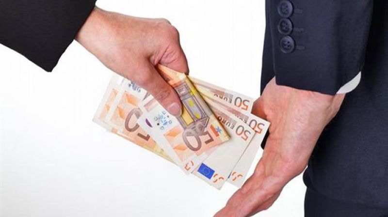 Πως προέκυψε η έκφραση «λαδώνω» κάποιον όταν δωροδοκούμε;