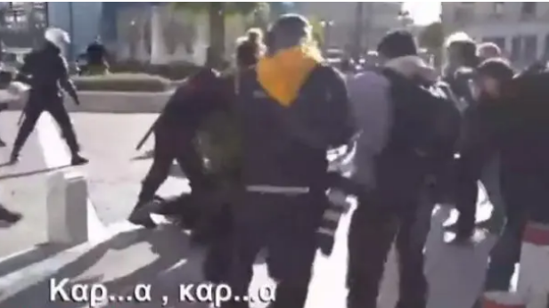 Η στιγμή που αστυνομικός συλλαμβάνει διαδηλωτή στο πανεκπαιδευτικό συλλαλητήριο (βίντεο)