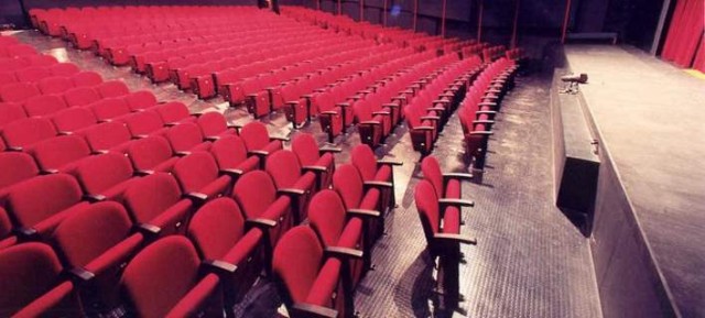 Στο «φως» νέα καταγγελία για γνωστό σκηνοθέτη: «Μου ζήτησε να πάω σπίτι του για να περάσω χωρίς εξετάσεις»