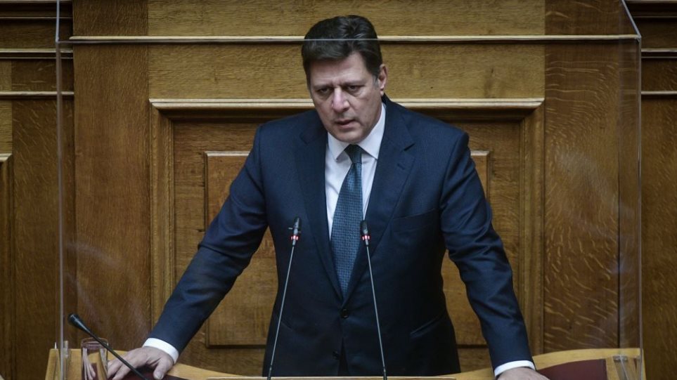 Άγνωστοι πέταξαν τρικάκια και έγραψαν συνθήματα στο γραφείο του Μιλτιάδη Βαρβιτσιώτη