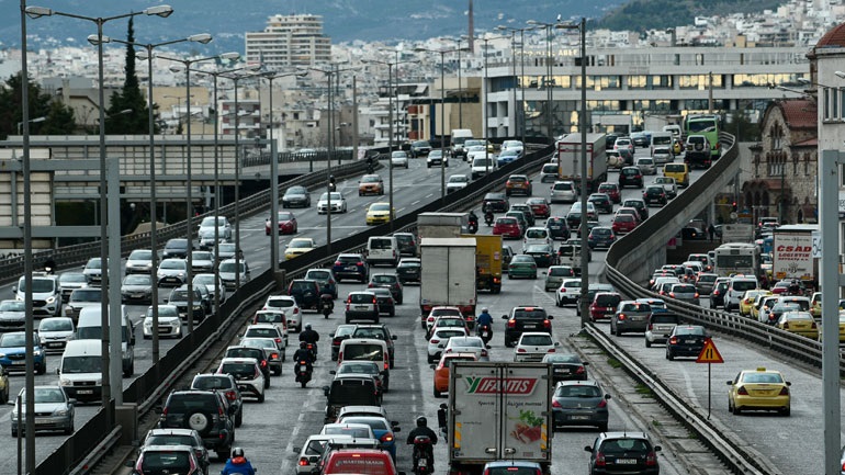 Ουρές οχημάτων στην Λεωφόρο Αθηνών λόγω τροχαίου ατυχήματος