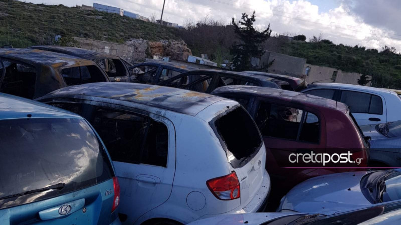 Κρήτη: Φωτιά σε 12 ενοικιαζόμενα οχήματα (φωτο)