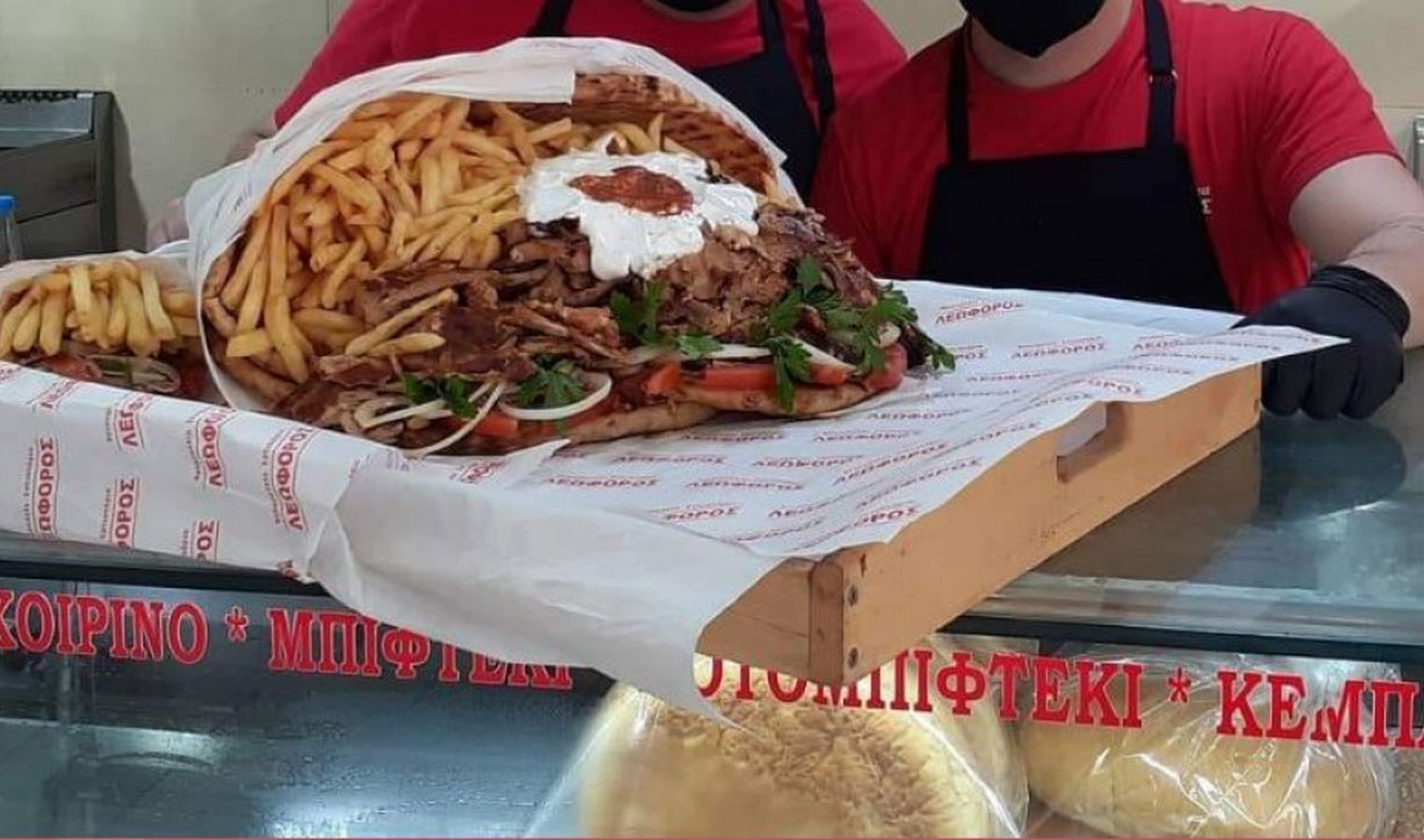 Άγιος Βαλεντίνος: Στην Κρήτη ετοίμασαν την… «πίτα γύρο – ανθοδέσμη» (βίντεο)