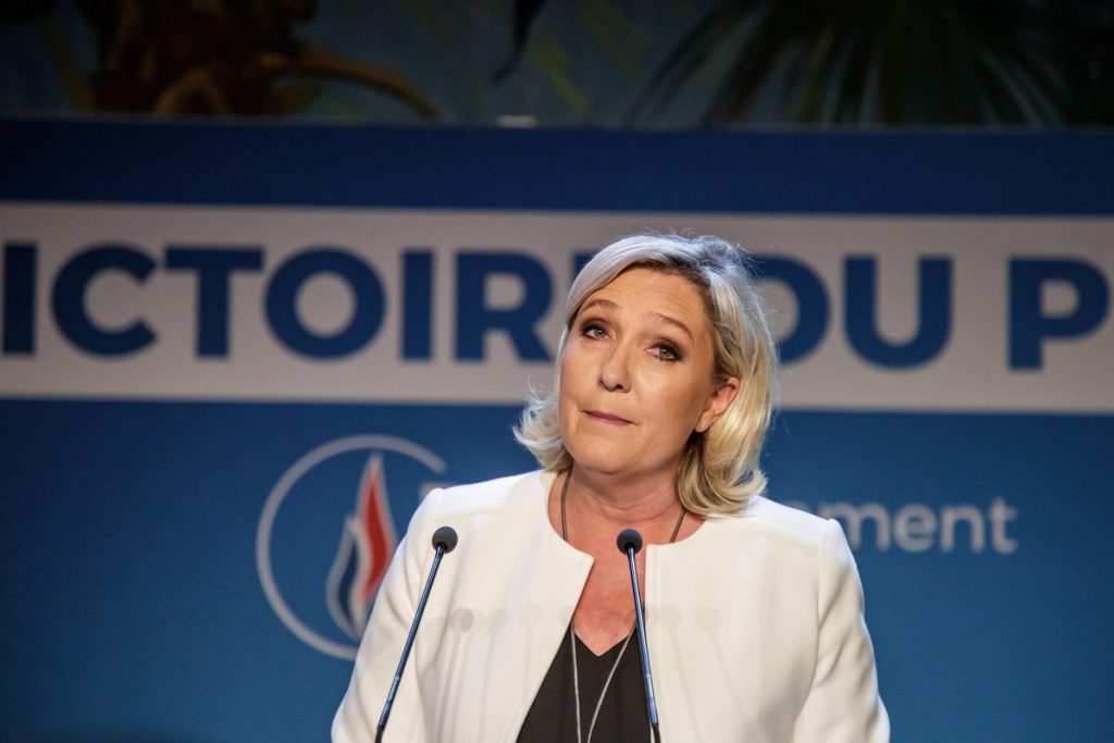 Γαλλία: Στα «μαχαίρια» η Λεπέν με υπουργό του Μακρόν για το Ισλάμ (βίντεο)