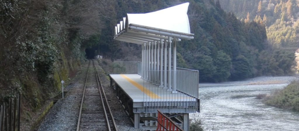 Ο πιο περίεργος σιδηροδρομικός σταθμός βρίσκεται στην Ιαπωνία – Στην μέση του πουθενά χωρίς είσοδο και έξοδο (βίντεο)