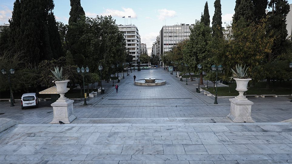Κλειδωμένοι για πάντα: Ο καθηγητής Τζανάκης ισχυρίζεται πως «χρειαζόμαστε πέντε εβδομάδες lockdown τουλάχιστον»