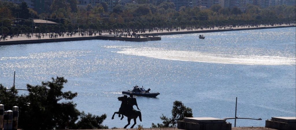 Θεσσαλονίκη: Συναγερμός για άνδρα που έπεσε στον Θερμαϊκό