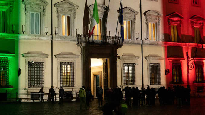 Ακόμη δεν ορκίστηκε η νέα κυβέρνηση της Ιταλίας  και άρχισαν οι πρώτοι τριγμοί