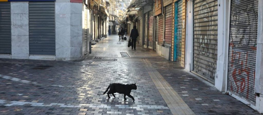 Γεμίζει με επιδόματα η κοινωνία – 100.000 επιχειρήσεις με τον κίνδυνο του λουκέτου