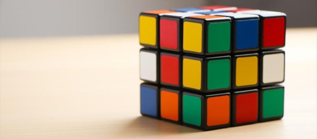 Νεαρός δημιουργεί απίθανους πίνακες φτιαγμένους από κύβους του Ρούμπικ (βίντεο)
