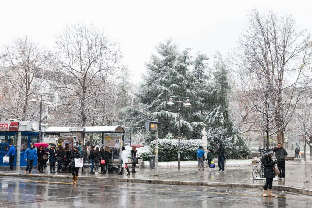 Χιονίζει στη Λάρισα – Σε ποια σημεία απαγορεύεται η κυκλοφορία για τα φορτηγά