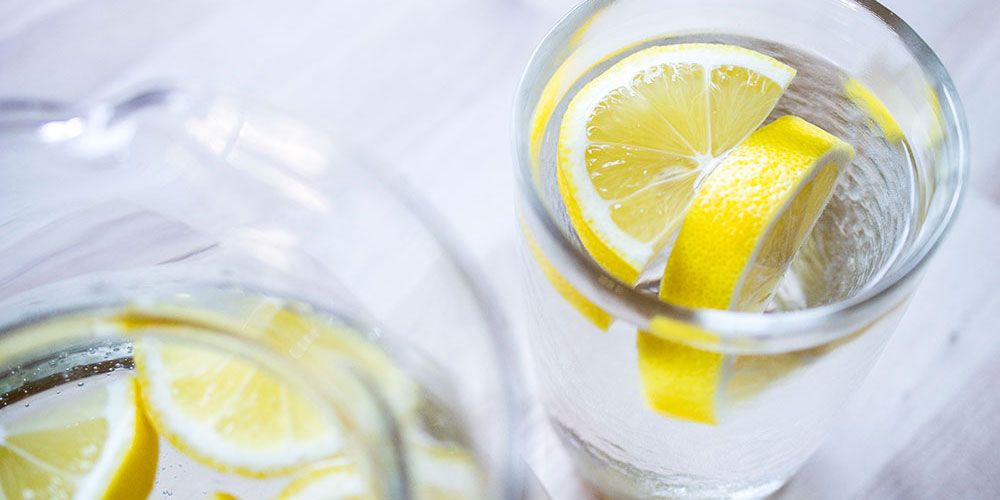 Νερό με λεμόνι: Πότε μπορεί να σας βοηθήσει πραγματικά στο αδυνάτισμα;