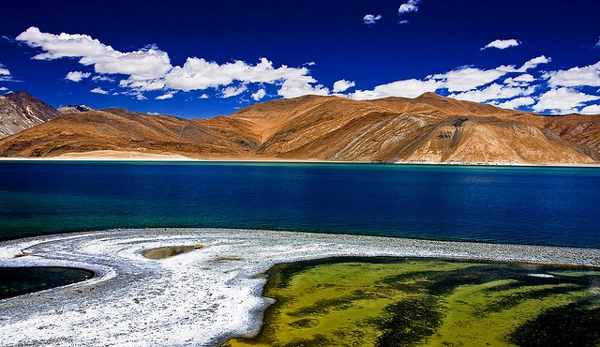 Εντυπωσιακό φαινόμενο: Η λίμνη με τις διαφορετικές αποχρώσεις! (φωτο)