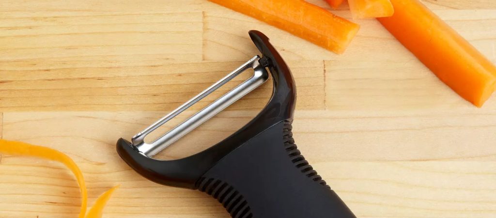 Το υποτιμημένο εργαλείο στην κουζίνα σας – Οι άγνωστες χρήσεις του αποφλοιωτή λαχανικών (βίντεο)
