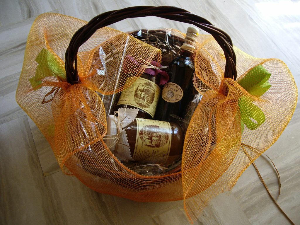 Με «πεσκέσια» περνάνε την πόρτα του Μαξίμου – Τι είχε το καλάθι για τον Κ.Μητσοτάκη