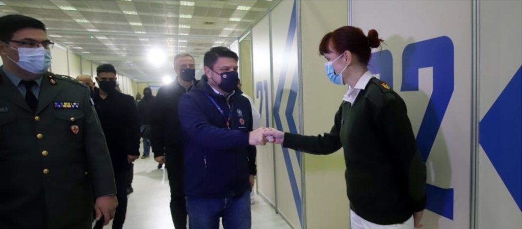 Ο Κ.Μητσοτάκης στην Αθήνα και ο Ν.Χαρδαλιάς στην Θεσσαλονίκη στο εμβολιαστικό κέντρο – Προσπάθεια να «μαζέψουν» κόσμο